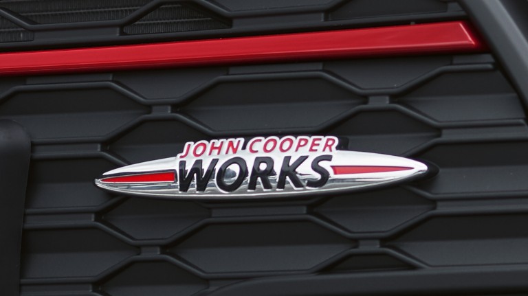 MINI John Cooper Works Clubman - grade frontal - emblema JCW