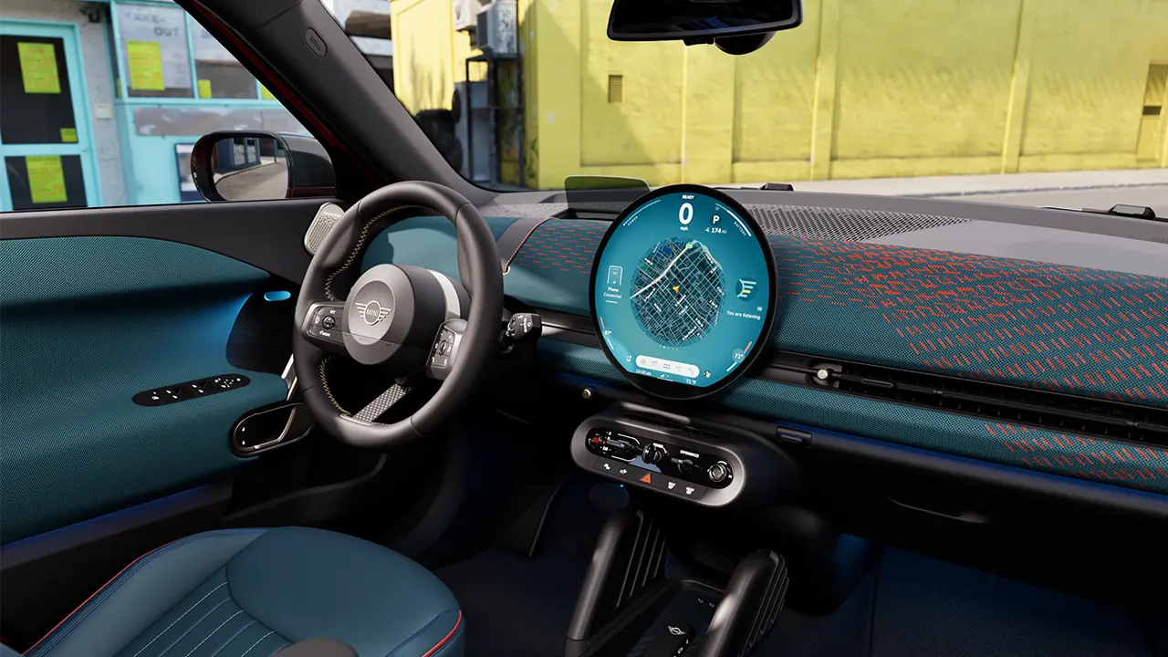Vídeo mostrando o interior de um MINI Aceman totalmente elétrico em detalhes. A câmera percorre o interior e mostra o estofamento azul.