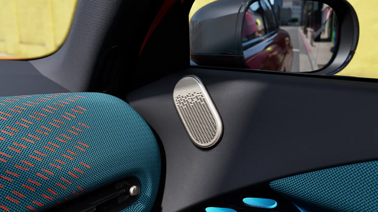 Vista detalhada do alto-falante Harman Kardon totalmente elétrico do MINI Aceman.