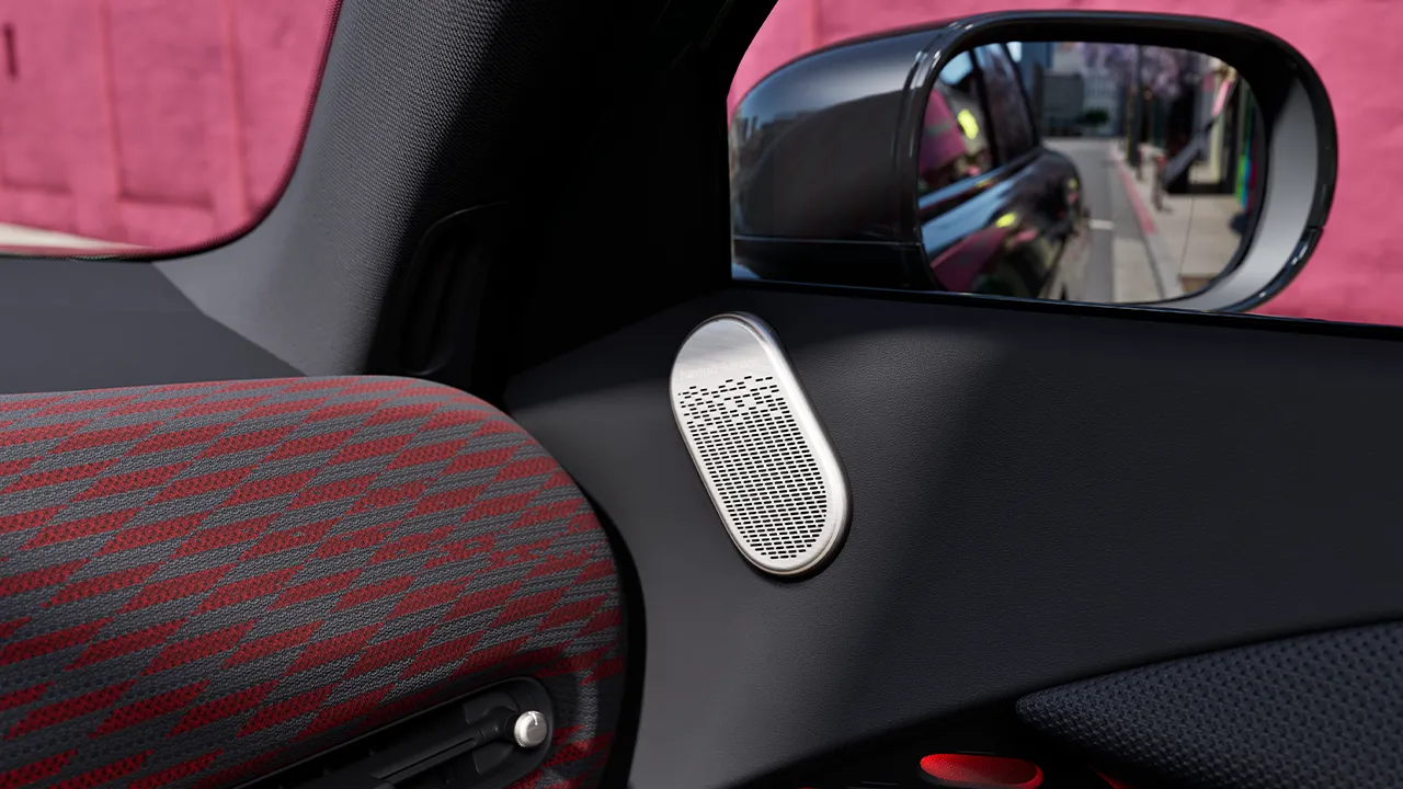 Vista detalhada do alto-falante Harman Kardon do MINI Aceman totalmente elétrico.