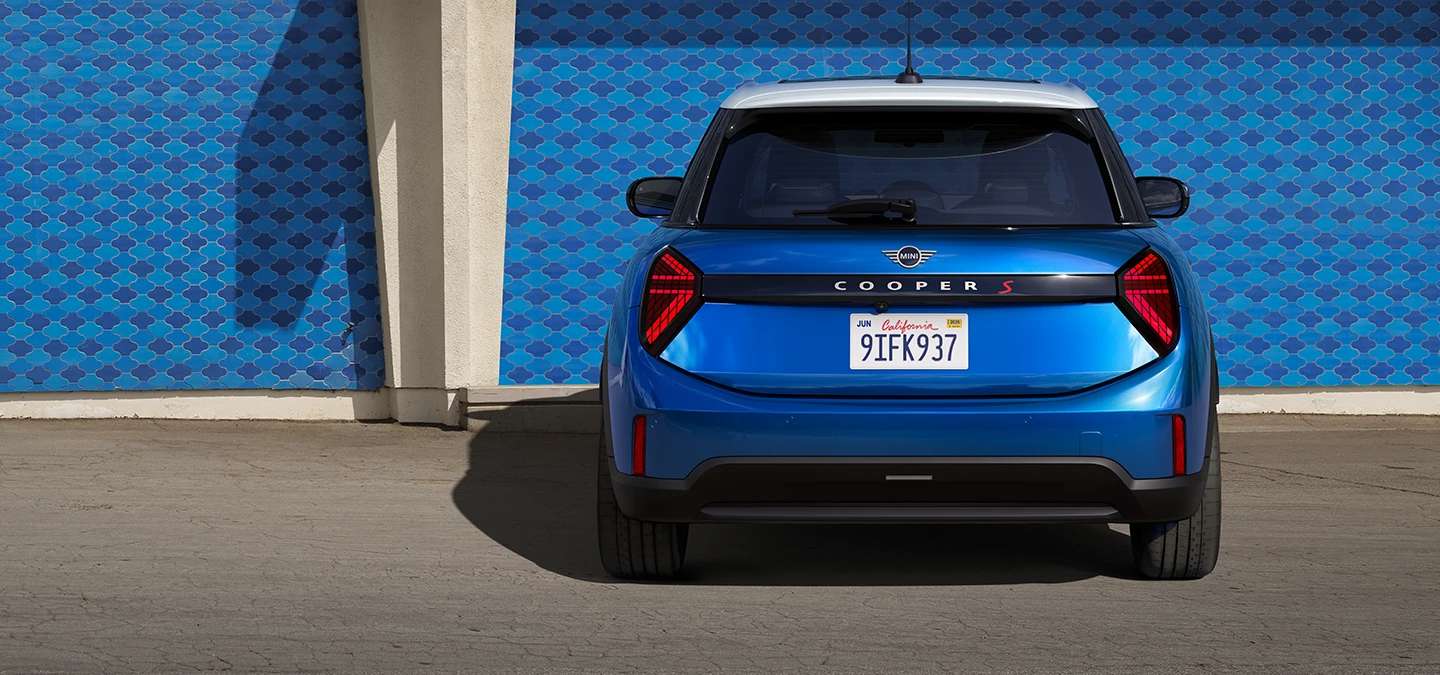 Vista traseira do MINI Cooper 5 portas na cor Icy Sunshine Blue com teto Multitone Blue.