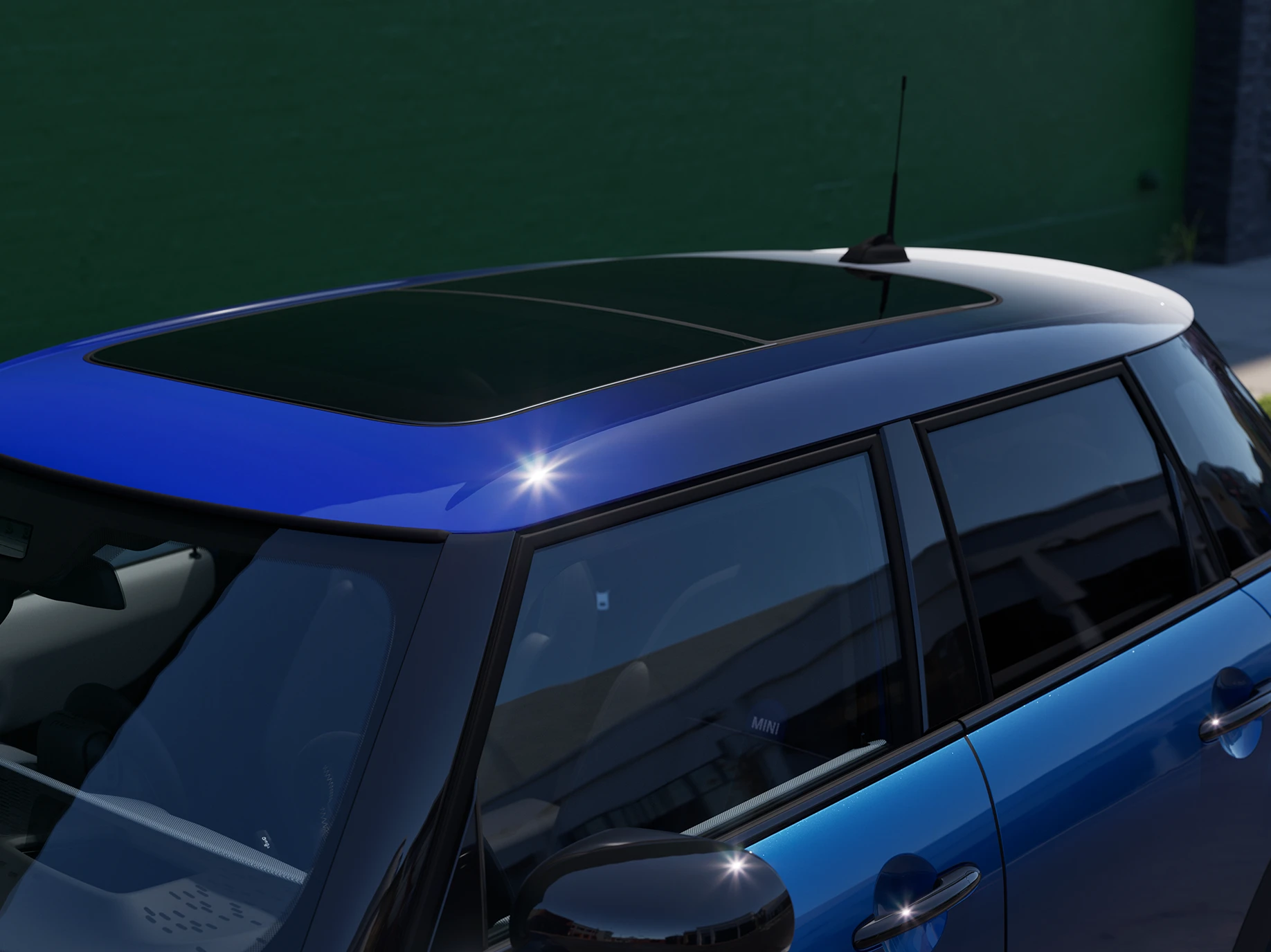 Vista em close-up do MINI Cooper 5 portas com foco no teto Multitone Blue.