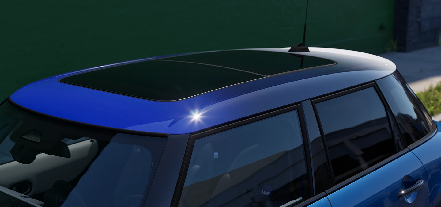Vista em close-up do MINI Cooper 5 portas com foco no teto Multitone Blue.