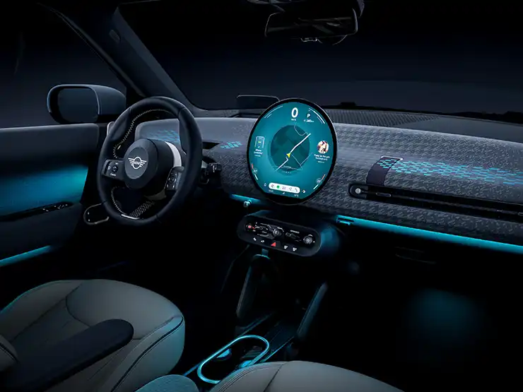 Vista interior do MINI Cooper totalmente elétrico com luz ambiente em azul.