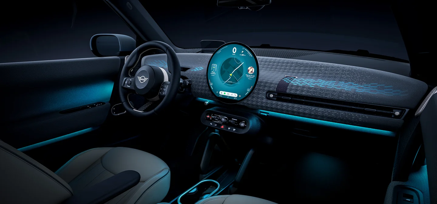 Vista interior do MINI Cooper totalmente elétrico com luz ambiente em azul.