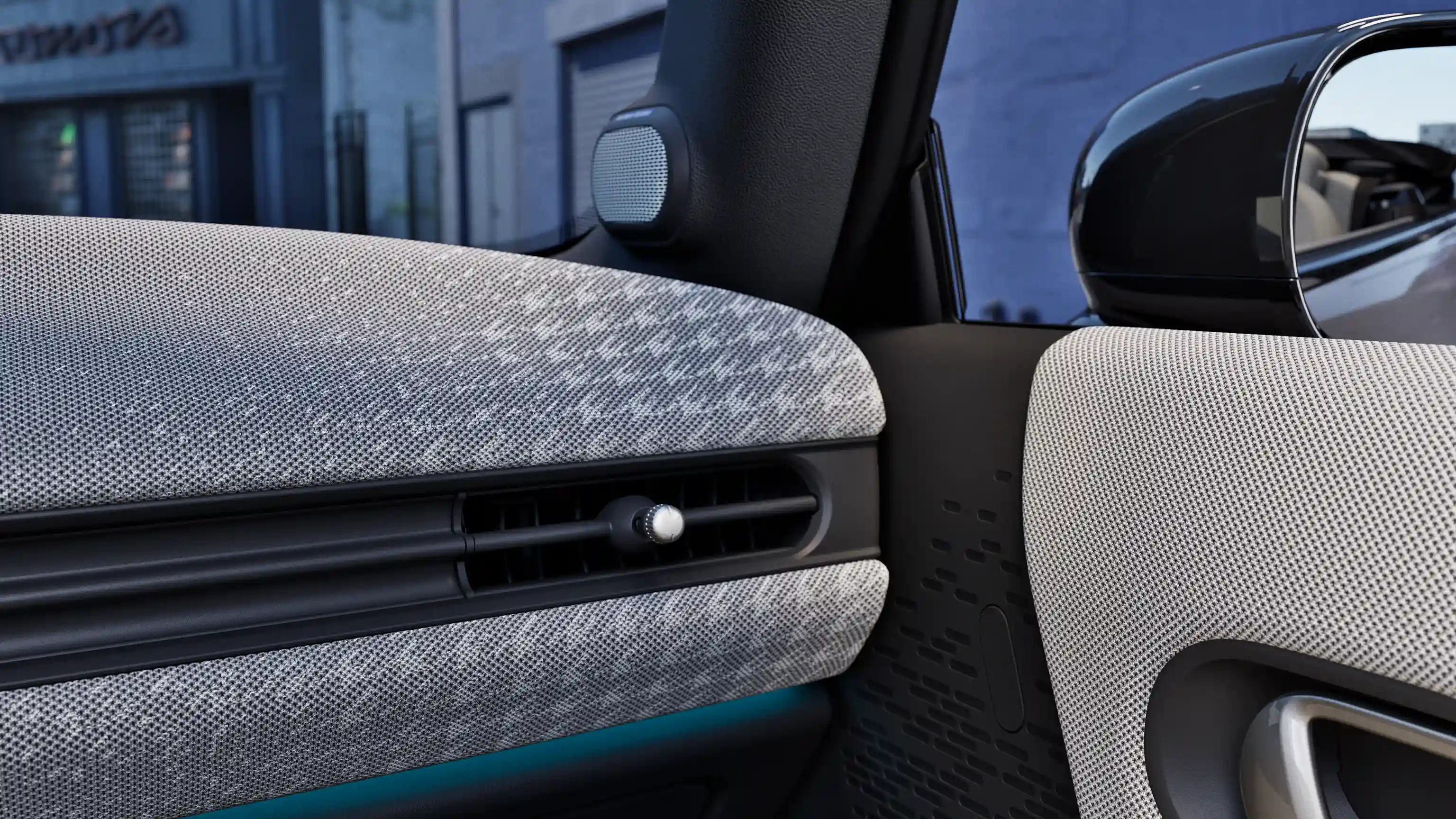 Visão detalhada do painel do MINI Cooper Conversível com iluminação ambiente.