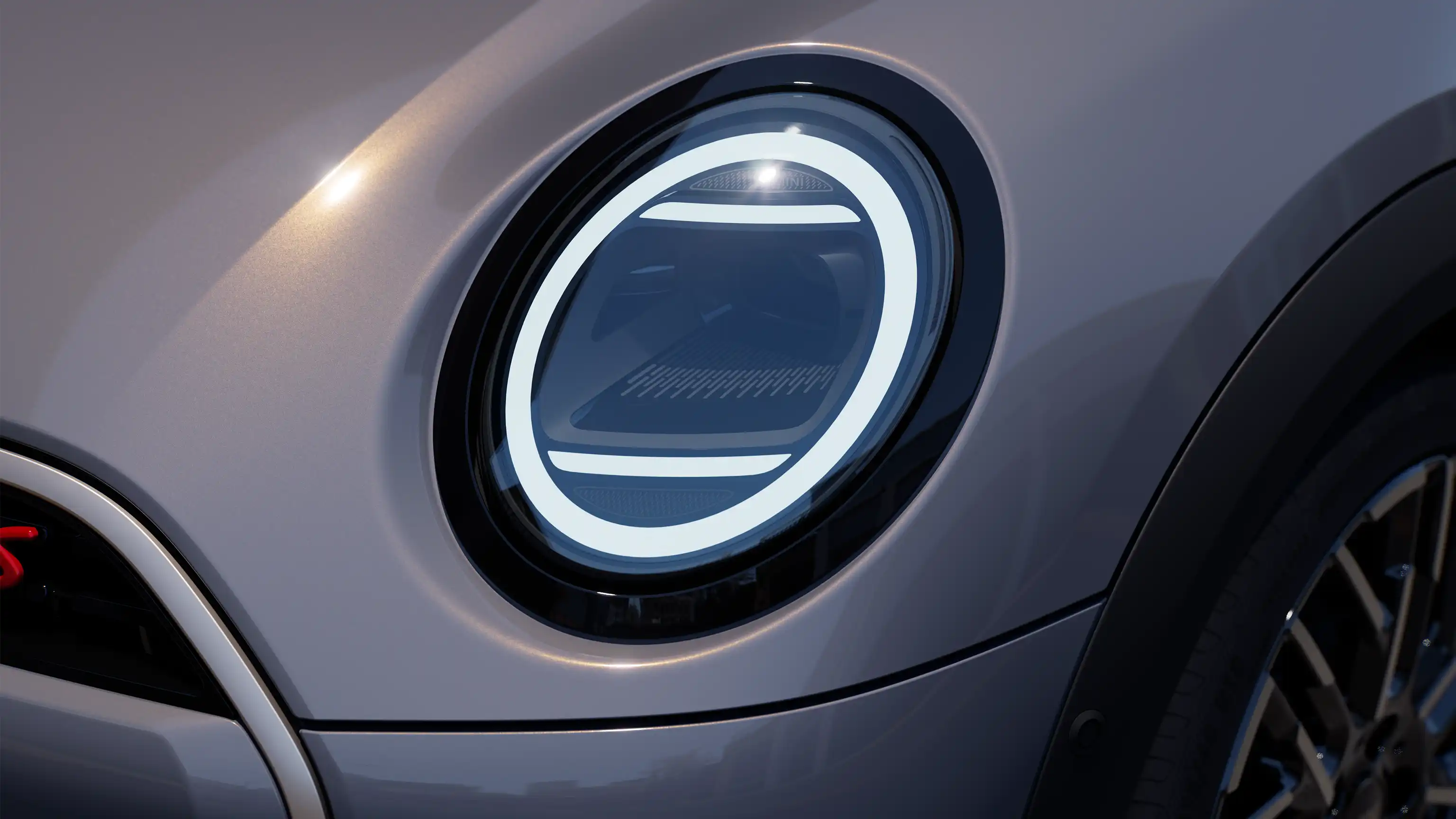 Vista detalhada dos faróis de LED do MINI Cooper conversível.