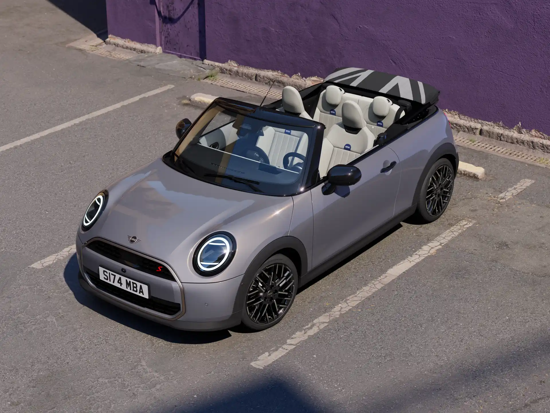 Vídeo mostrando o interior e o exterior de um MINI Cooper Conversível em detalhes. A câmera faz uma panorâmica sobre o painel, destacando elementos de design.