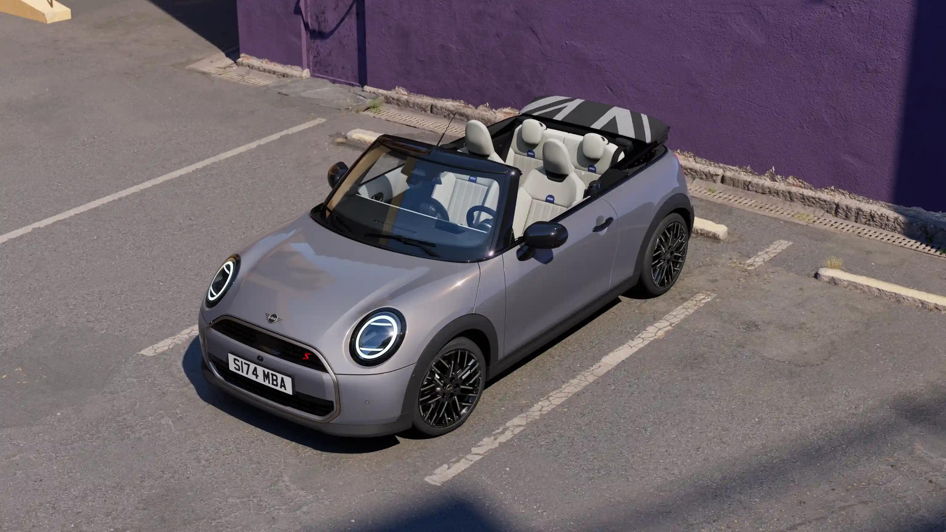 Vídeo mostrando o interior e o exterior de um MINI Cooper Conversível em detalhes. A câmera faz uma panorâmica sobre o painel, destacando elementos de design.