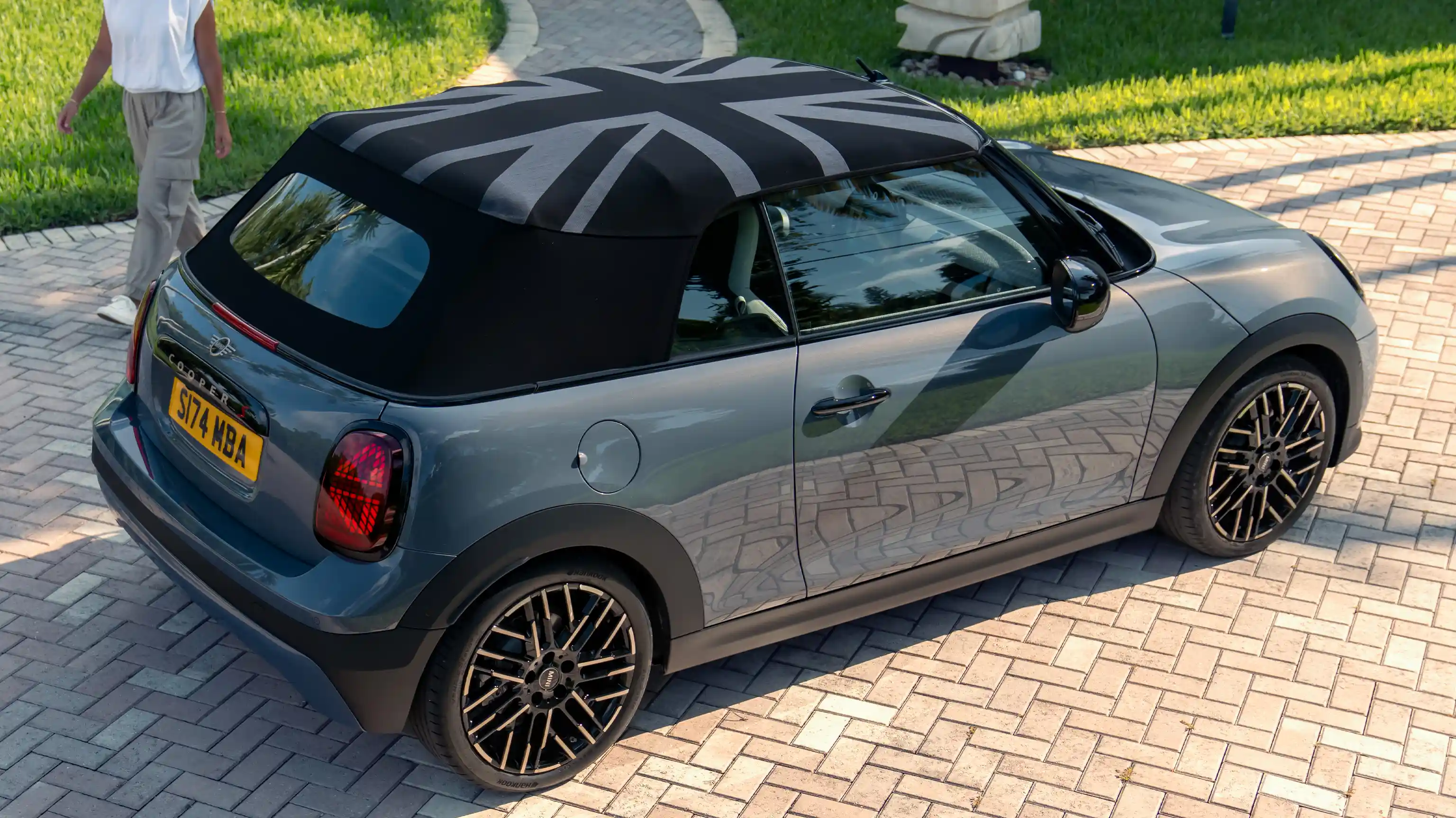 Vista aérea do MINI Cooper Conversível na tonalidade Copper Grey, com a Capota MINI Yours personalizada.