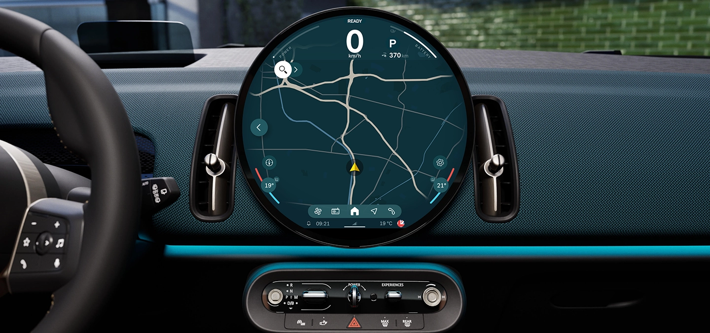 Vista detalhada da unidade de interação do MINI Countryman totalmente elétrico, com foco na navegação.