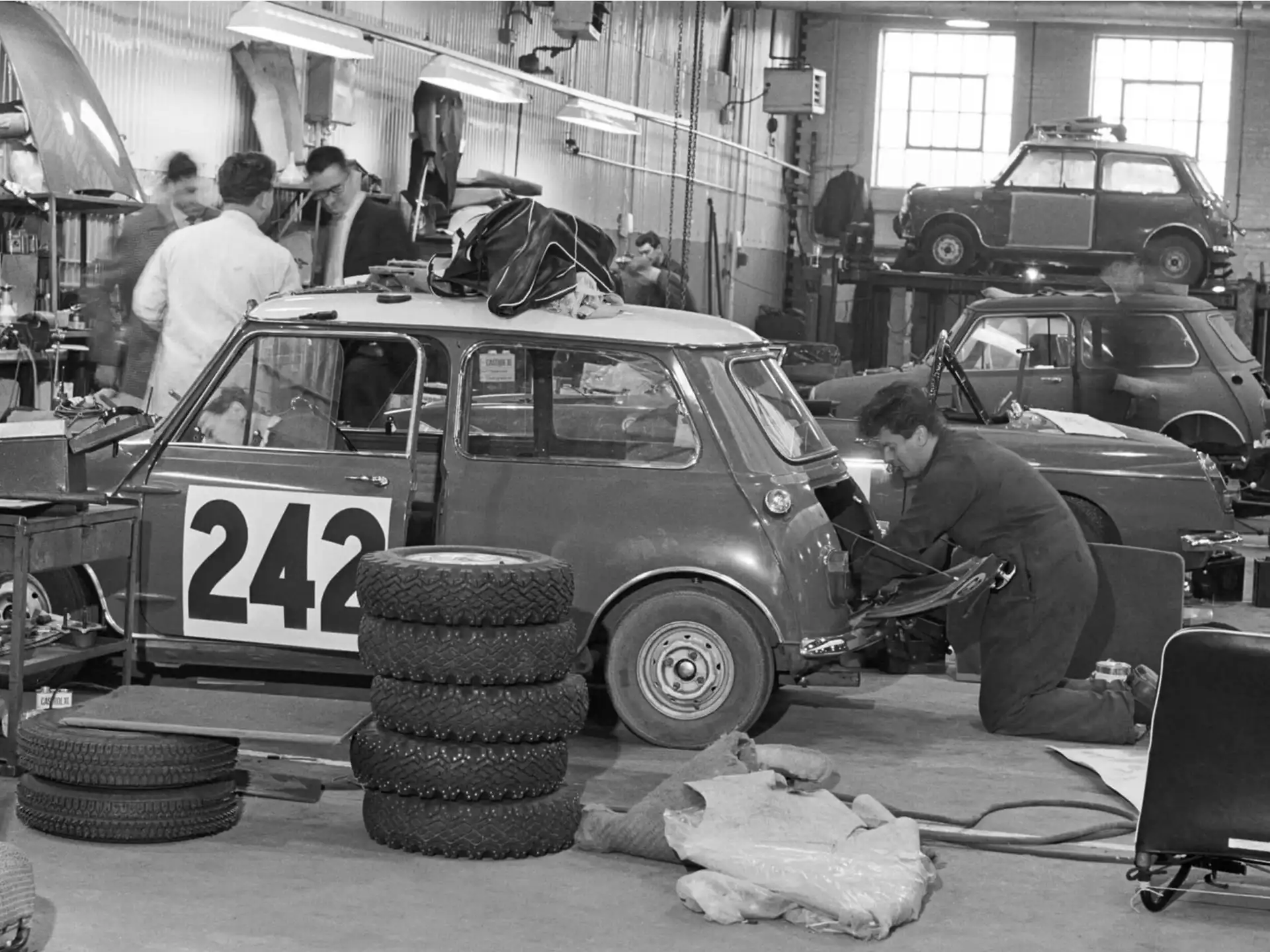 MINI John Cooper Works - Um Antigo Mini em uma Oficina.