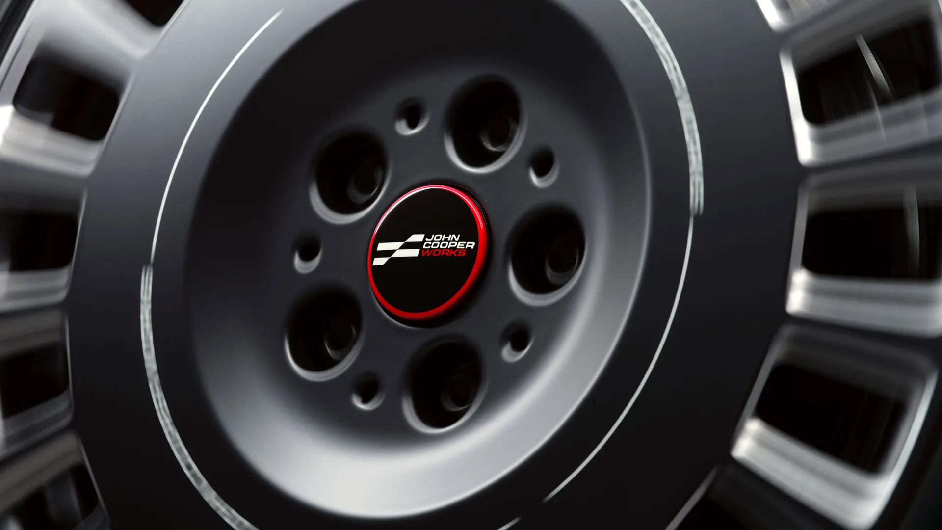 Imagem em close-up da calota central flutuante do MINI JCW, que permanece nivelada enquanto a roda gira.