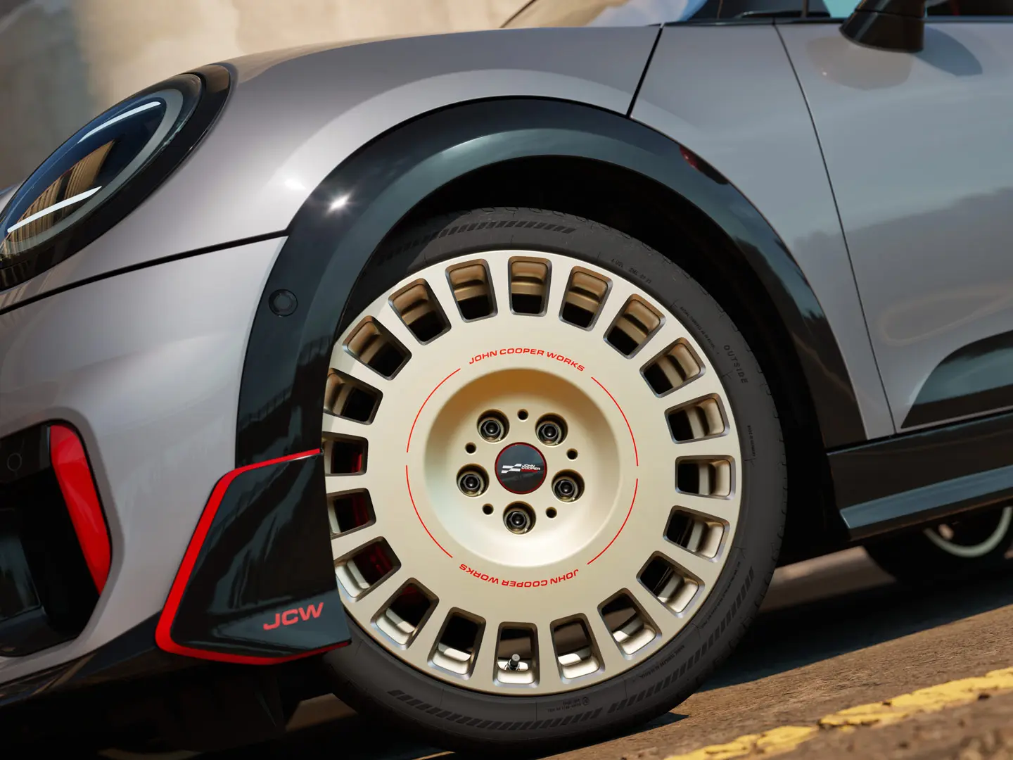 Close-up de uma roda JCW Rallye Spoke 964 de 18'' na cor Vibrant Silver Bicolor com acabamento diamantado e aleta dianteira.