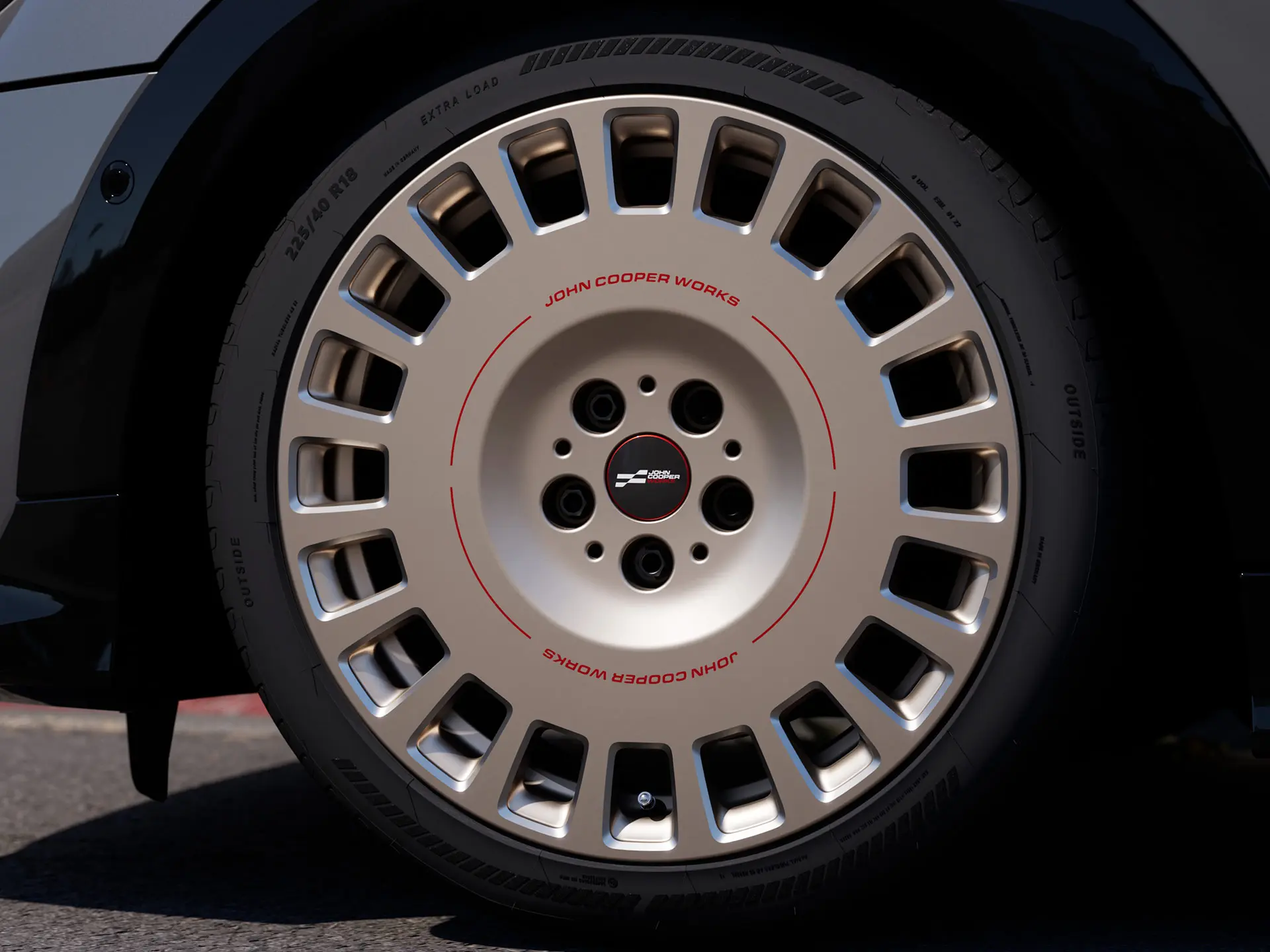 Roda de liga leve MINI JCW Rallye Spoke 964 de 18" na cor Vibrant Silver, com um design de raios mais sólido e fechado.