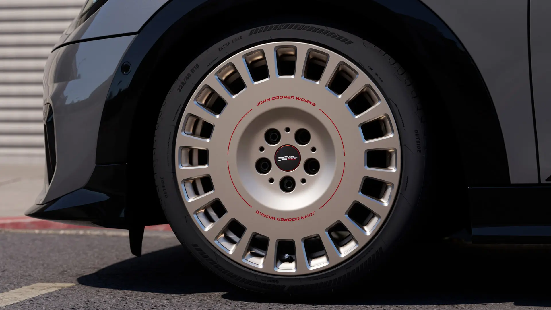 Roda de liga leve MINI JCW Rallye Spoke 964 de 18" na cor Vibrant Silver, com um design de raios mais sólido e fechado.
