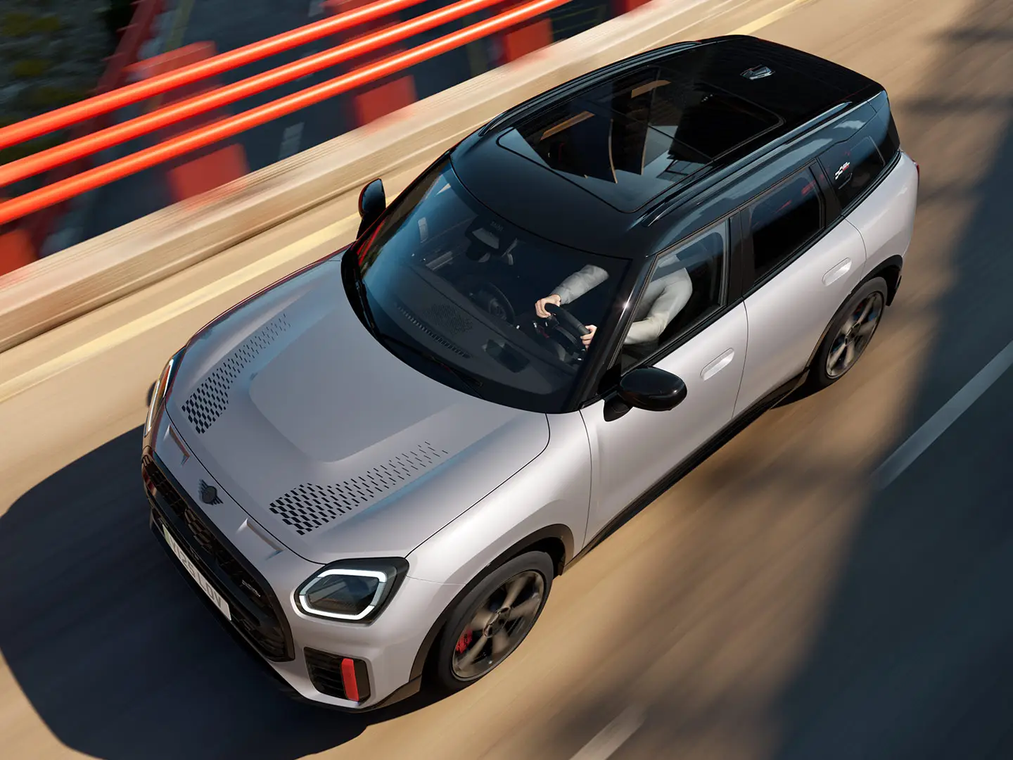 MINI Countryman John Cooper Works na cor Melting Silver com teto preto, exibindo o equipamento padrão - vista frontal lateral.