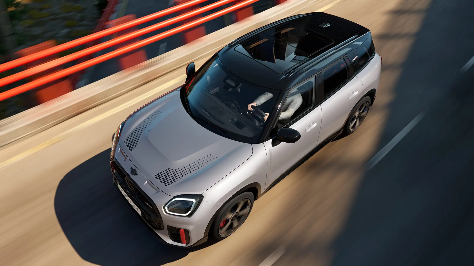 MINI Countryman John Cooper Works na cor Melting Silver com teto preto, exibindo o equipamento padrão - vista frontal lateral.