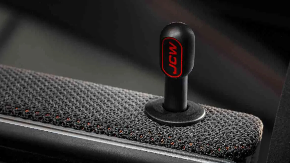Pino de trava de porta MINI John Cooper Works com design RED LINE.
