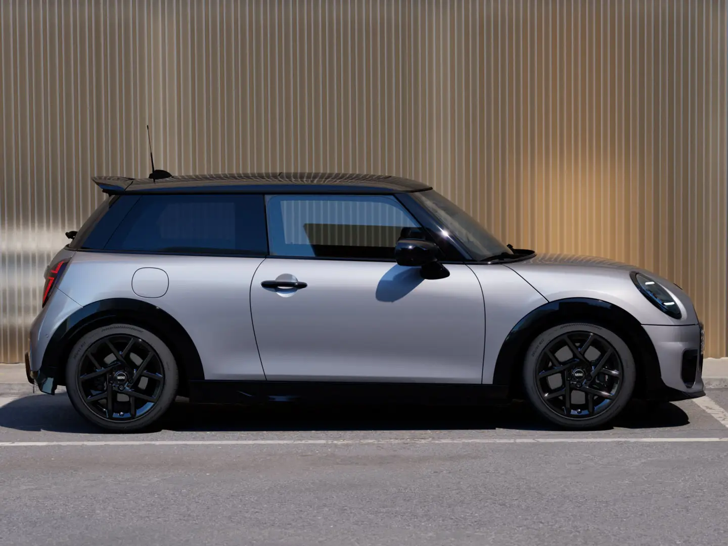 MINI Cooper 3 portas na cor Melting Silver - vista lateral.