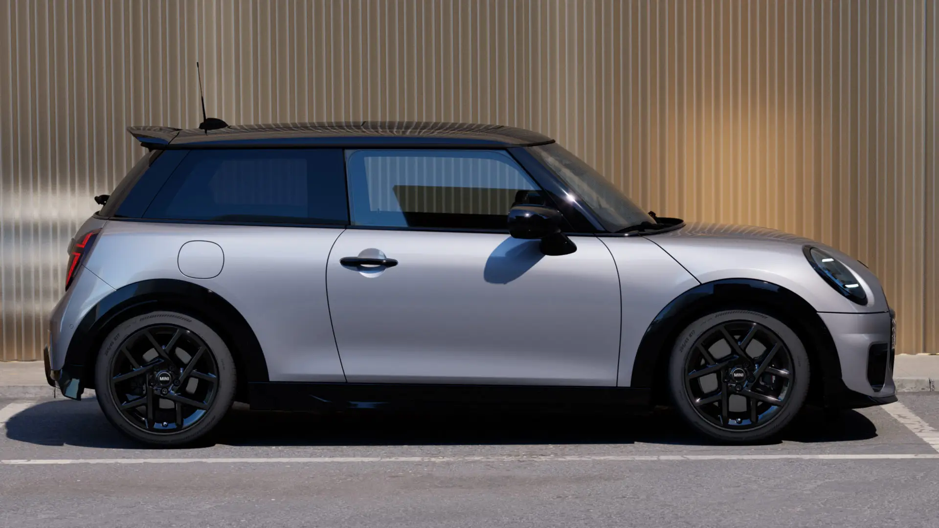 MINI Cooper 3 portas na cor Melting Silver - vista lateral.