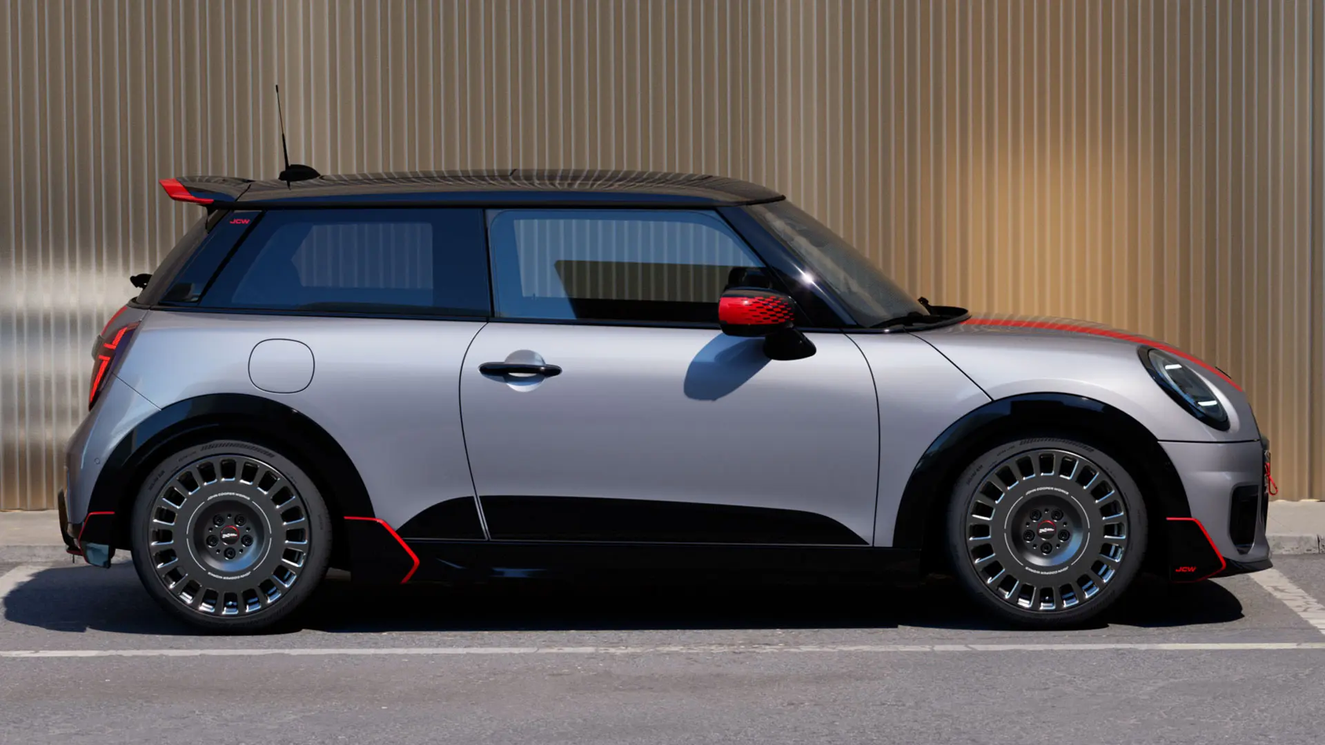 MINI Cooper 3 portas na cor Melting Silver com spoiler de teto John Cooper Works para aprimorar as propriedades aerodinâmicas - vista lateral.