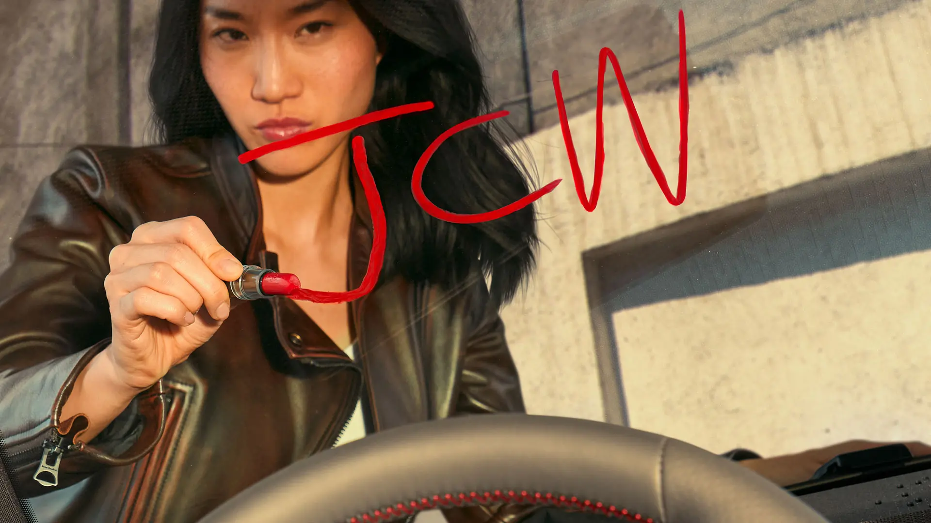 Mulher em um MINI Centre aguardando um test drive JCW.