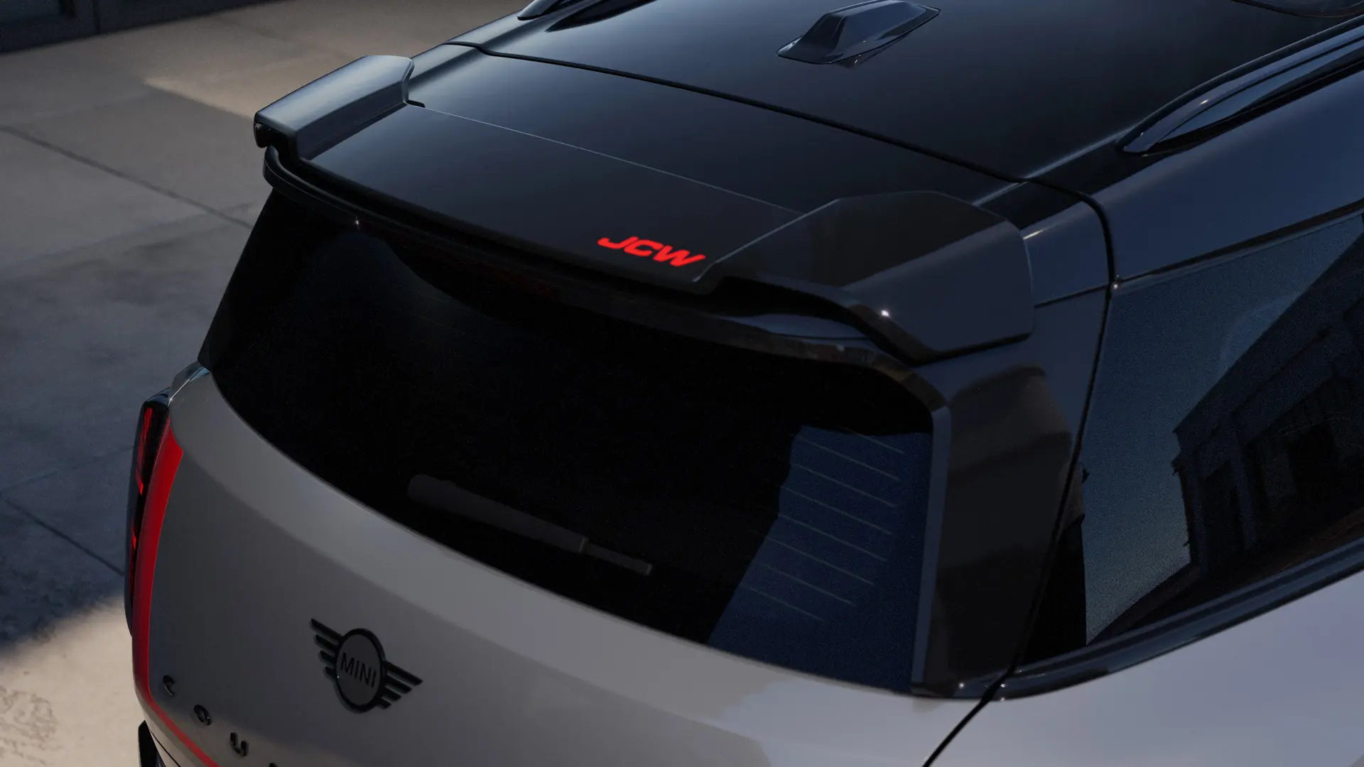 Extensão do spoiler de teto MINI John Cooper Works com detalhe em John Cooper Works Chili Red.