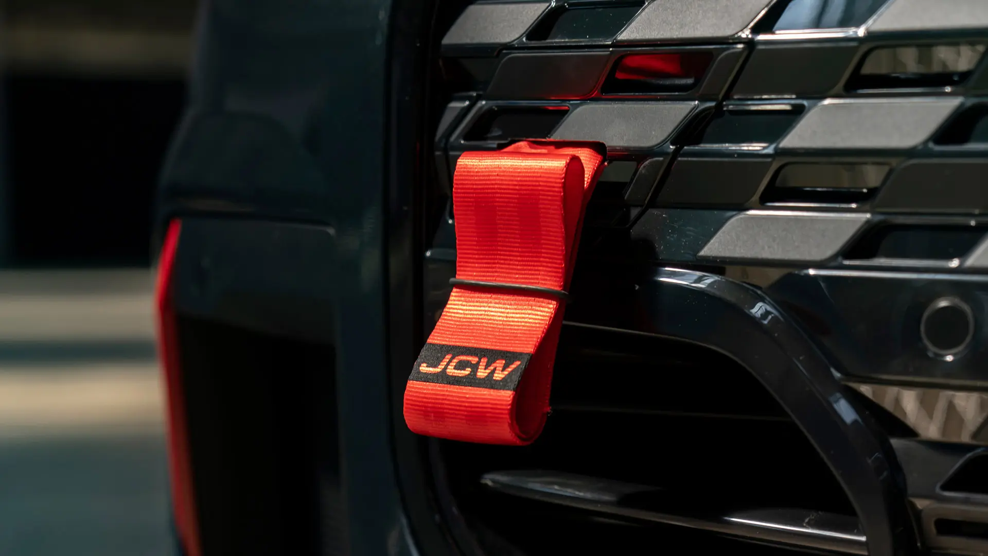 Cinta de reboque MINI John Cooper Works vermelha com logotipo JCW em preto e comprimento de haste de 90 mm.