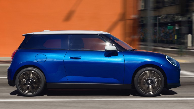 MINI elétrico - carregamento - proporções aerodinâmicas.
