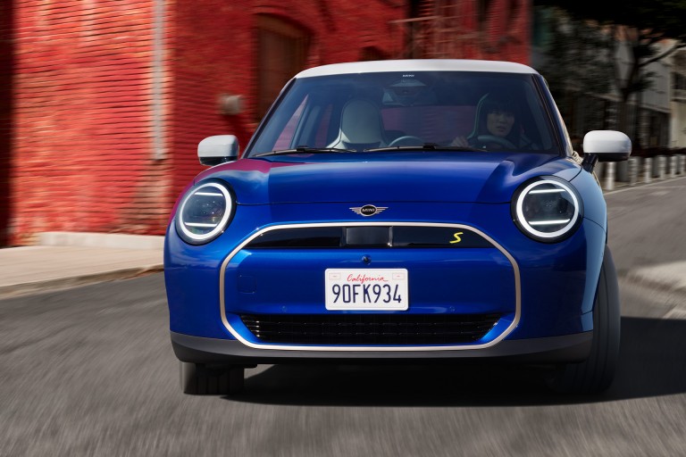 MINI totalmente elétrico - experiência de condução - dinâmica de condução.