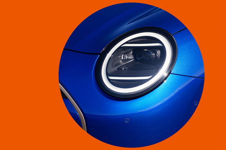 MINI totalmente elétrico - exterior - faróis LED.