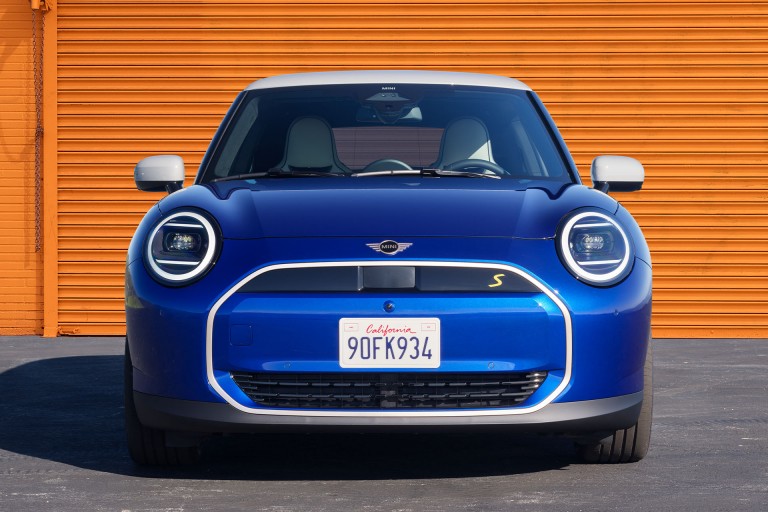 MINI totalmente elétrico - exterior - faróis.