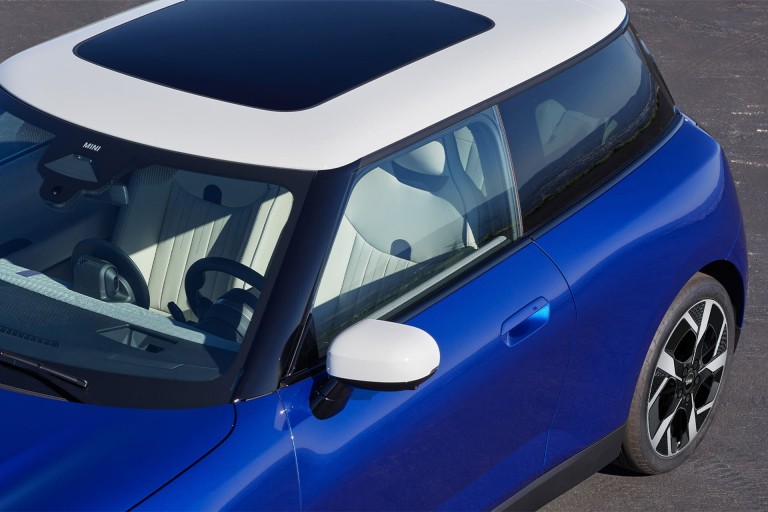 MINI totalmente elétrico - galeria exterior - detalhes do teto solar.