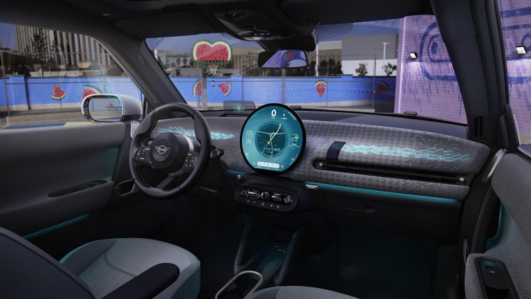 MINI totalmente elétrico - interior - display oled.