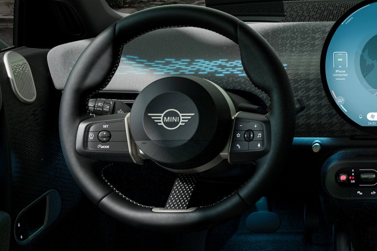 MINI totalmente elétrico - interior - volante de direção.