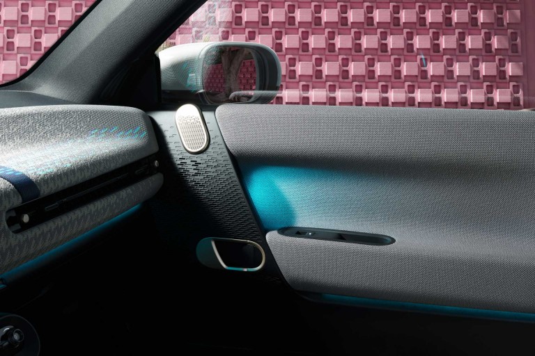 MINI totalmente elétrico - interior - painel da porta.