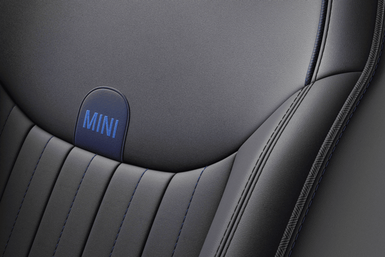 MINI totalmente elétrico - galeria de fotos do interior - estofamento de estilo essencial.