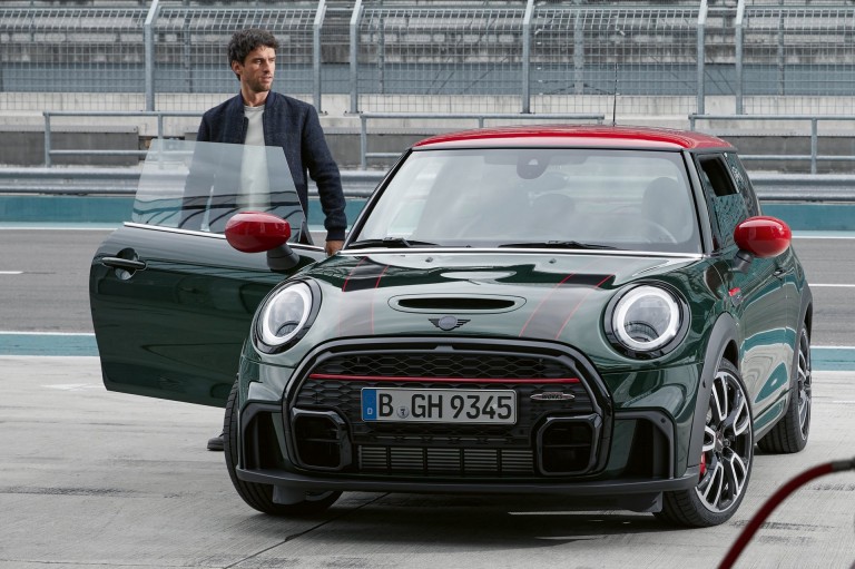 MINI John Cooper Works - cinza e preto - vista frontal