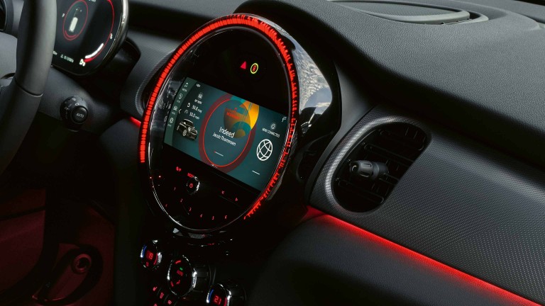 MINi John Cooper Works - tela touchscreen de 8,8" - conectividade