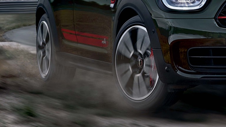 MINI John Cooper Works Clubman - vista frontal - pista de corrida