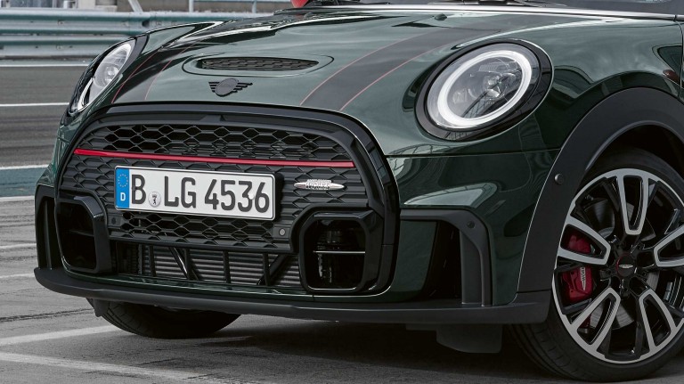 MINI John Cooper Works - vista frontal verde e vermelho - comparação de modelos