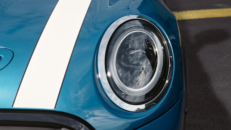 MINI Hatch 5 Portas - azul e branco - faróis dianteiros de LED