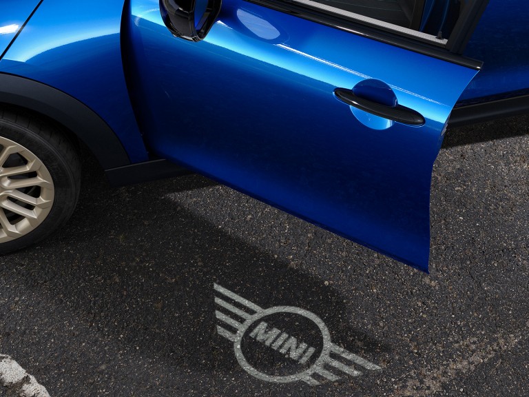 MINI Cooper 5 portas – destaques do exterior – opções de luz de boas-vindas.
