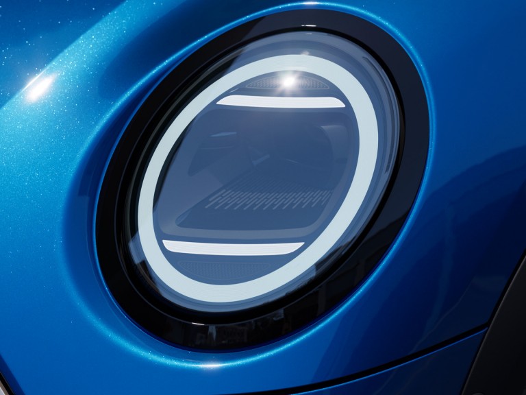 MINI Cooper 5 portas - exterior - projeção iluminada.