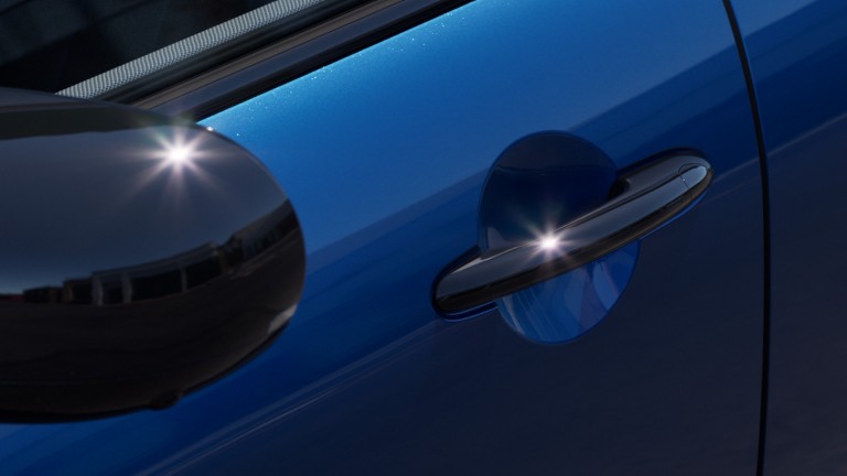MINI Cooper 5 portas – destaques do exterior – vista lateral.