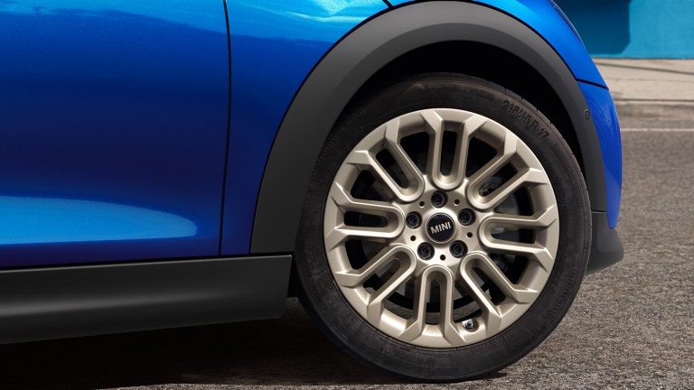 MINI Cooper 5 portas – destaques do  exterior – close-up das rodas.